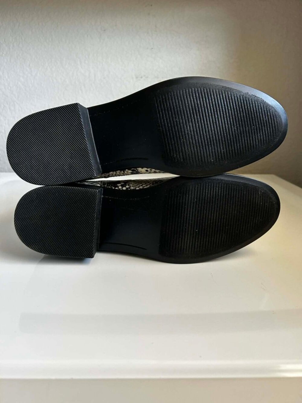 NIB STEVE MADDEN Devan Snakeskin Chelsea Booties Vegan Leather Blk\Cream 9 - Picture 7 of 10